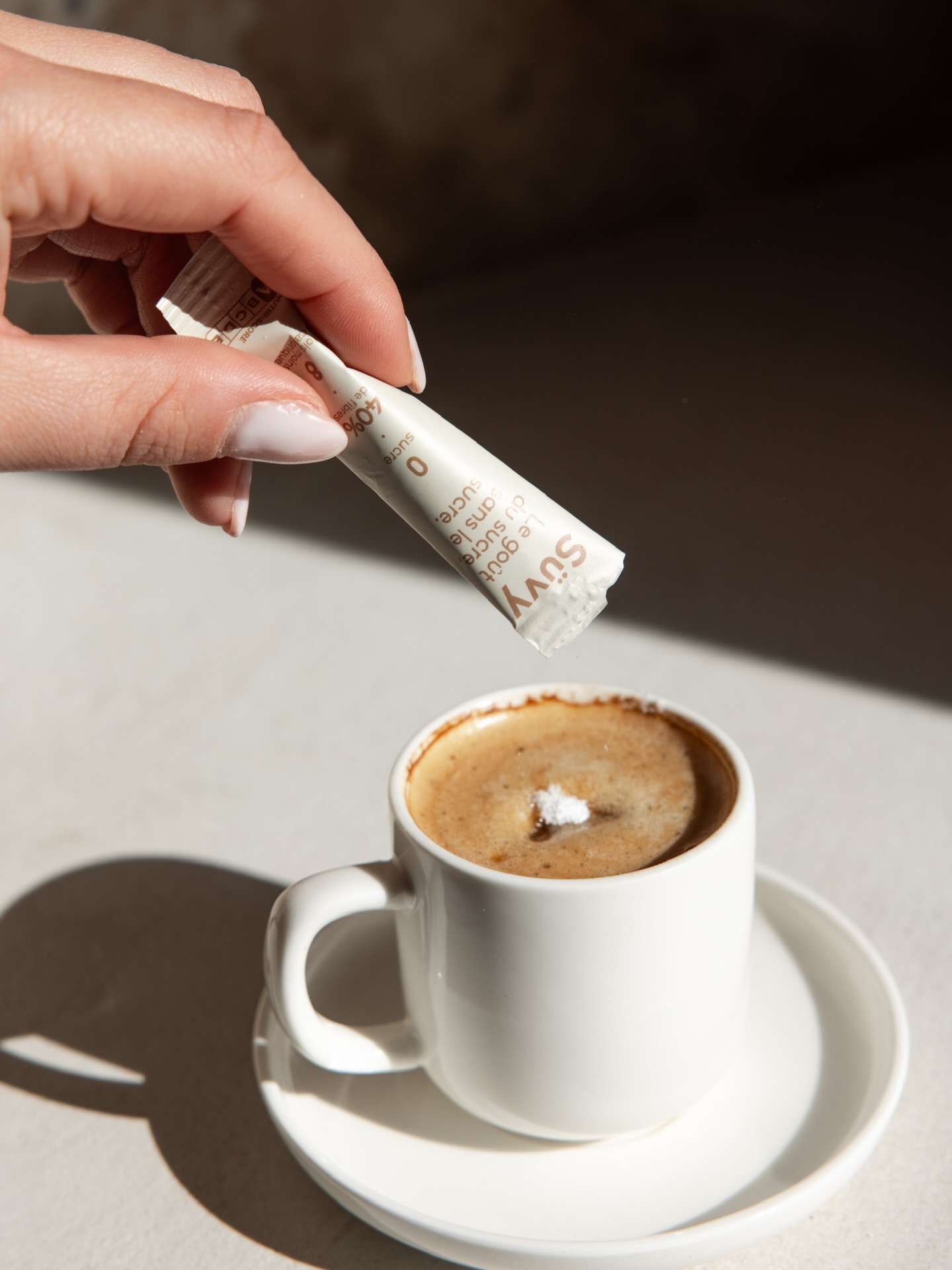 Süvy versé dans un café